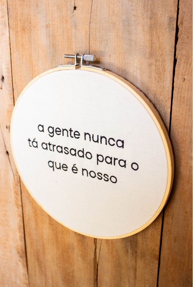 Bastidor Bordado A Gente Nunca ta Atrasado -6-.jpg
